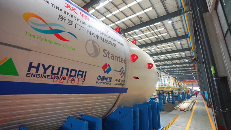 “双精一号”盾构机。