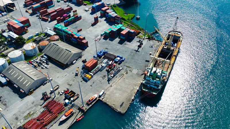 盾构机运抵港口。