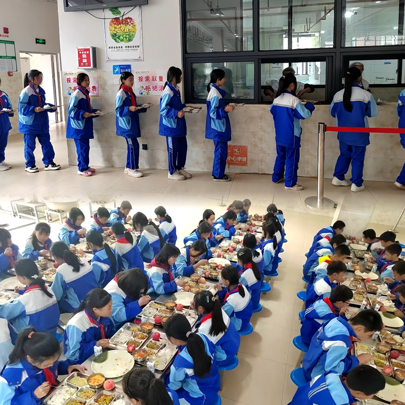 1、午饭时分，习水县思源中学的食堂的打饭窗口前，同学们井然有序地排队打饭、就餐。刁苓沙 摄.jpg
