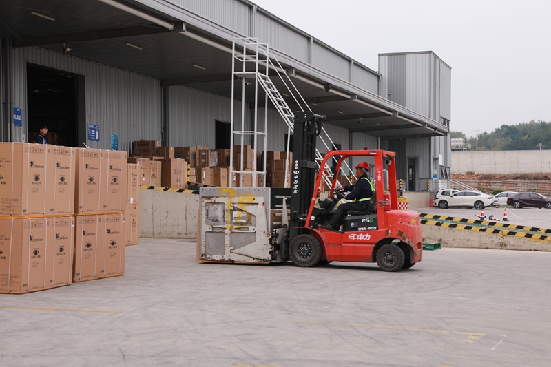 工人正在一期库房装卸货物。李齐 摄.jpg