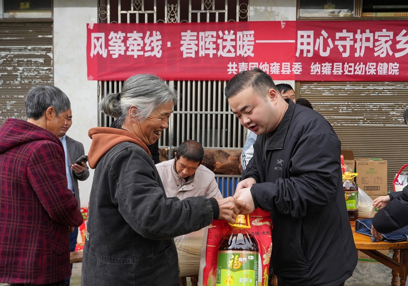 2025年10月29日，贵州省毕节市纳雍县文昌街道珙桐社区，老年人在领取物资。杨英摄