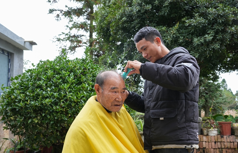 2025年10月29日,貴州省畢節市納雍縣文昌街道珙桐社區,志願者為老年人理發。 楊英攝