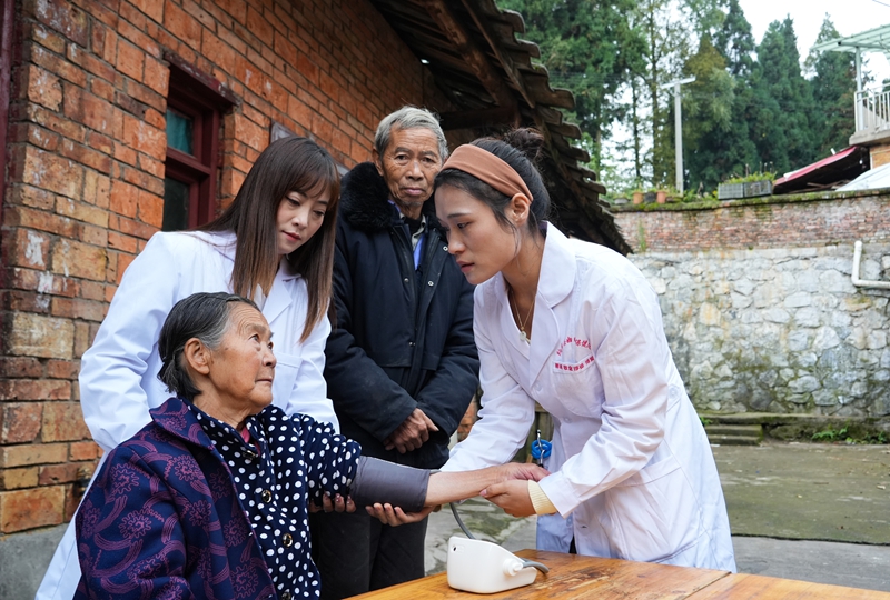 2025年10月29日,貴州省畢節市納雍縣文昌街道珙桐社區,縣婦幼保健院醫護人員入戶為行動不便的老年人體檢。 楊英攝