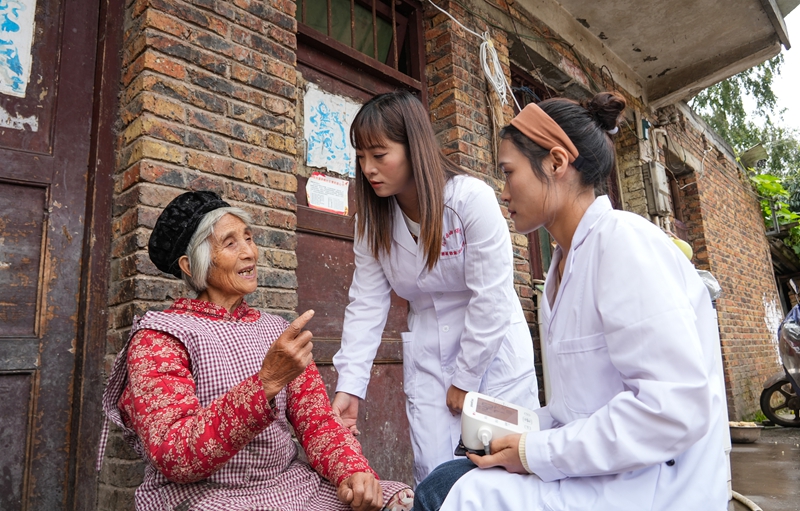 2025年10月29日,貴州省畢節市納雍縣文昌街道珙桐社區,縣婦幼保健院醫護人員入戶為老年人體檢。 楊英攝