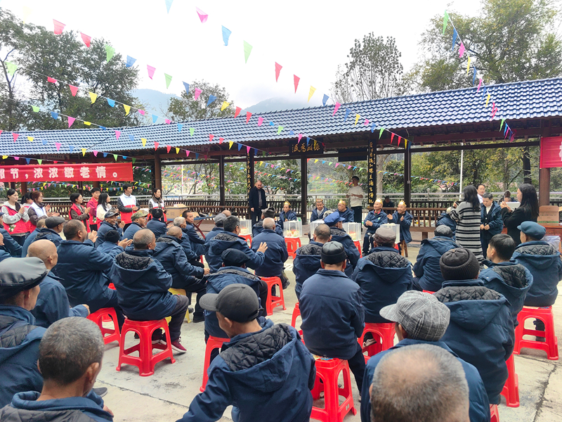 石阡县民政局和花桥镇精心策划花桥敬老院院民的”集体生日会“。