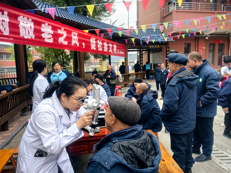 石阡县中医院在重阳节把医疗服务送进花桥敬老院 。