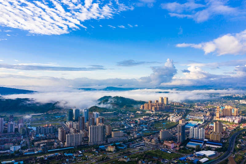 乘势而上开新局，奋楫扬帆破浪行。