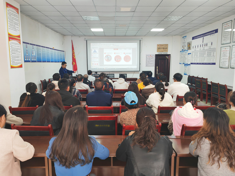 组织社区居民开展防火知识培训。