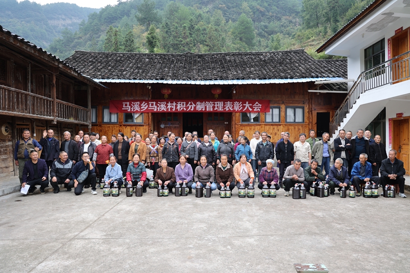 图为：表彰活动合影 彭刚 摄