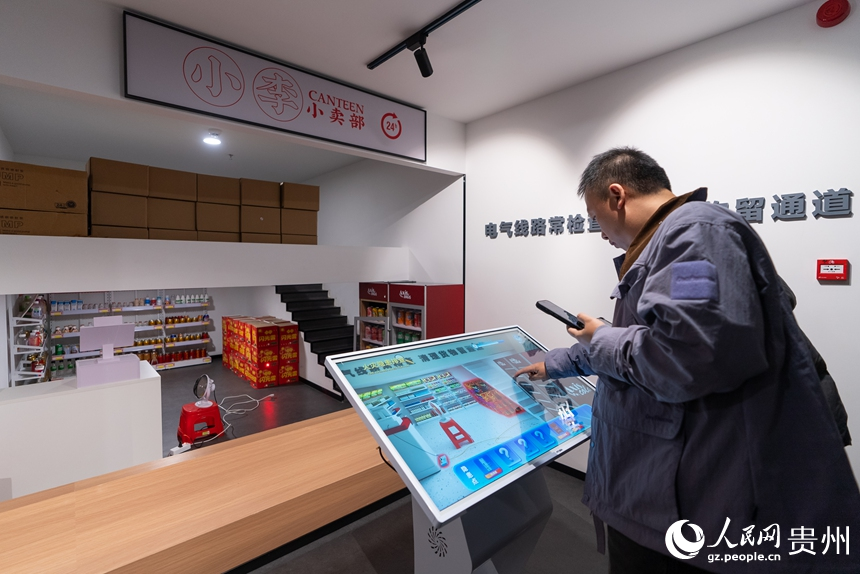 参观者在馆内的火灾隐患实景展区内寻找火灾隐患点。人民网记者 涂敏摄