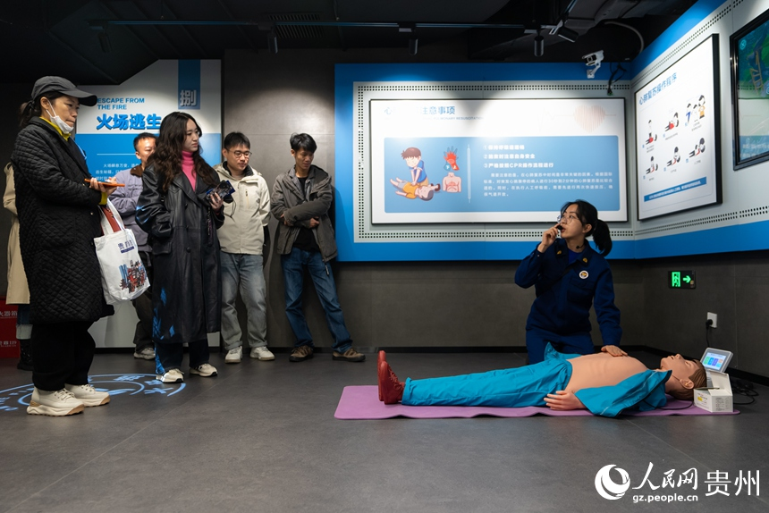 讲解员为参观者讲解心肺复苏操作要点。人民网记者 涂敏摄