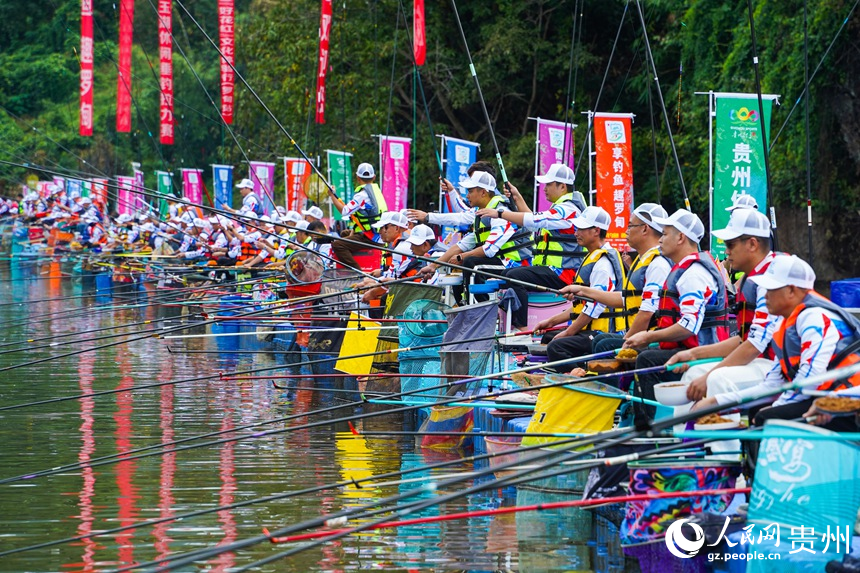 200名垂钓爱好者同场竞技。人民网 阳茜摄