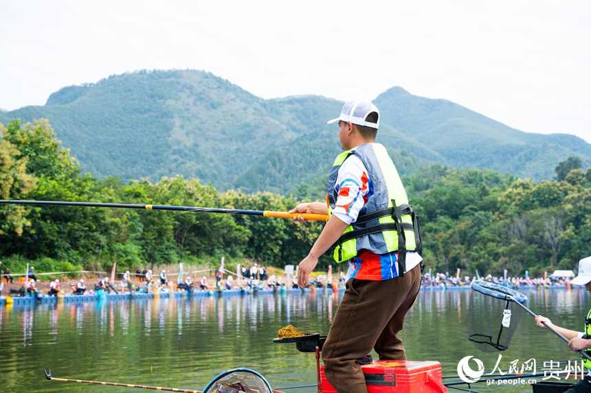 选手挥竿抛线。人民网 阳茜摄