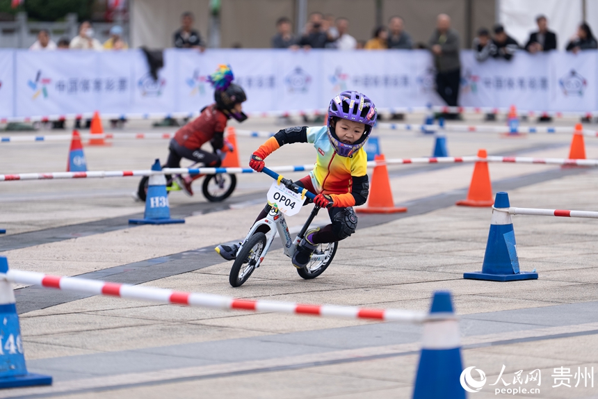 儿童滑步车项目比赛现场。人民网记者 涂敏摄