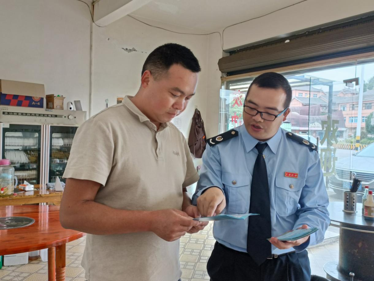 稅務人員向個體戶經營者講解政策。高敏攝