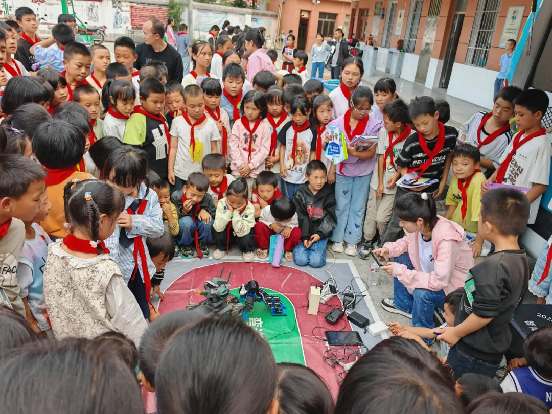 向学生进行机器人演示.。