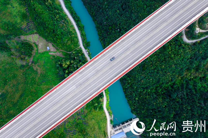 车辆在平塘特大桥上行驶。人民网记者 涂敏摄