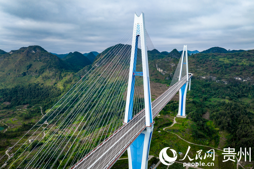 航拍平塘特大桥。人民网记者 涂敏摄