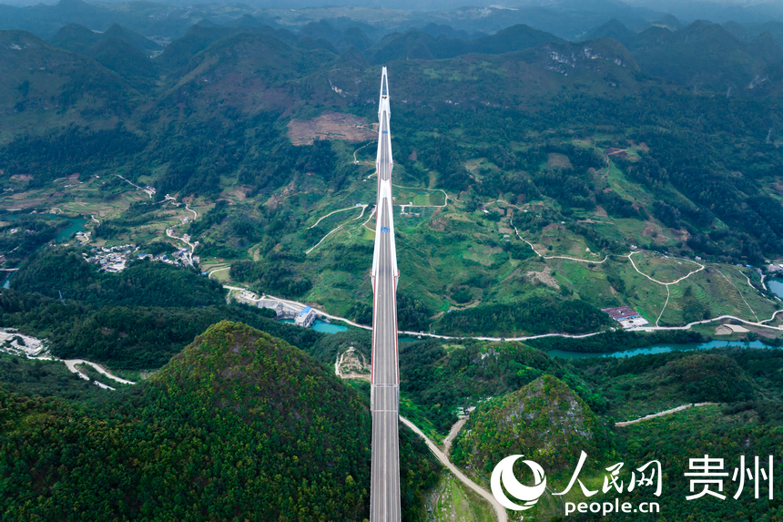 航拍平塘特大桥。人民网记者 涂敏摄