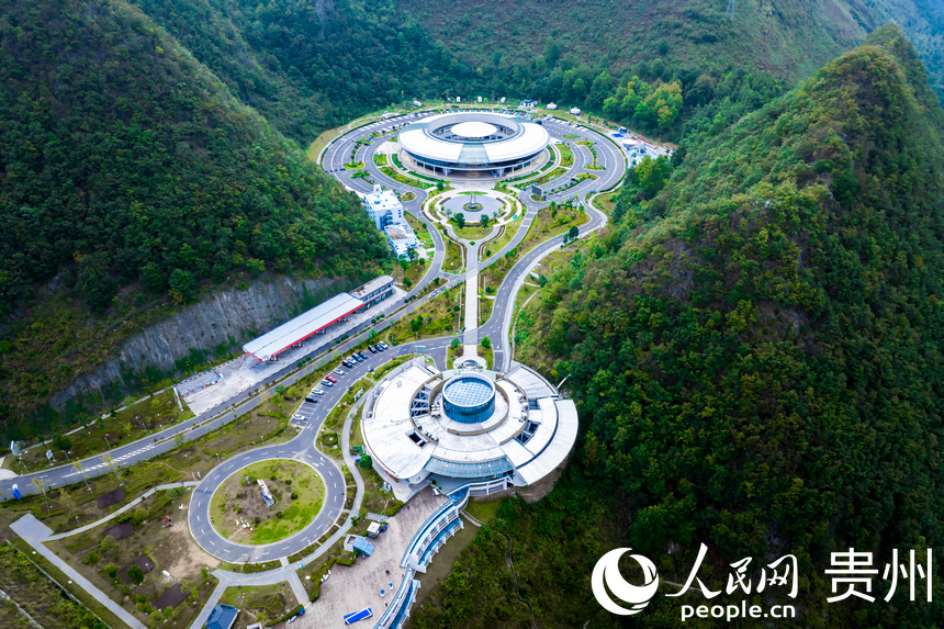 航拍“天空之桥”服务区。人民网记者 涂敏摄