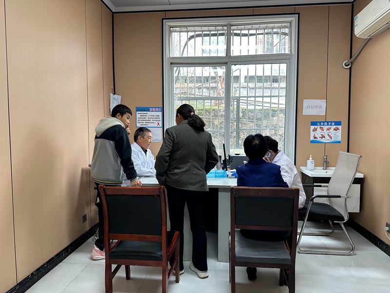 金沙县安底镇卫生院医生正在看诊 彭垚 摄.jpg