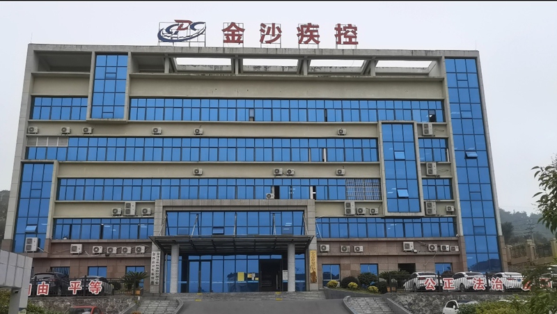 金沙县安底镇卫生院医生正在看诊 彭垚 摄.jpg