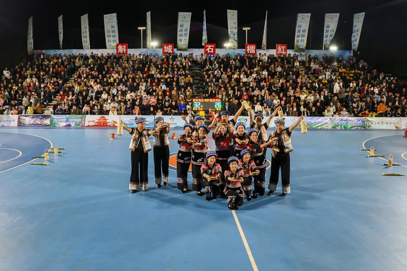 中场休息时，群众在表演节目。