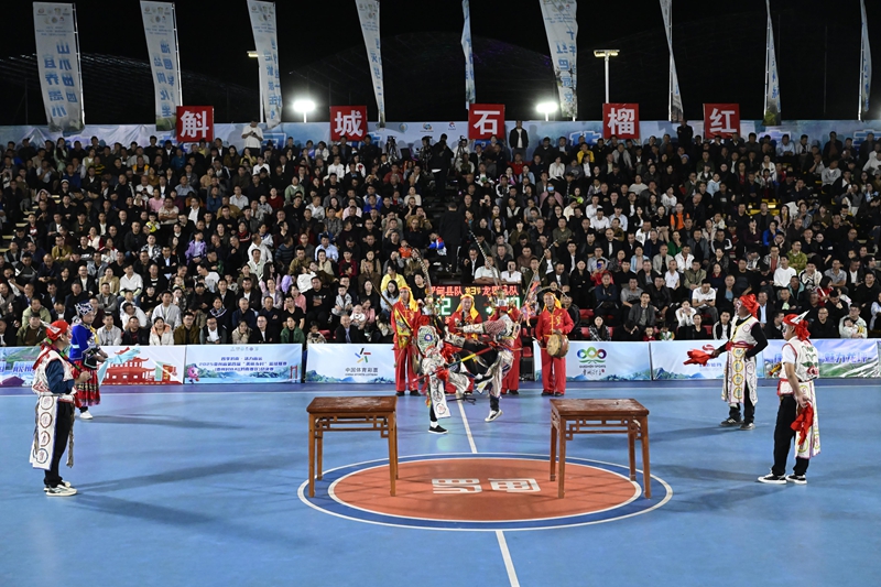 中场休息时，群众在表演节目。