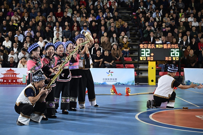 中场休息时，群众在表演节目。