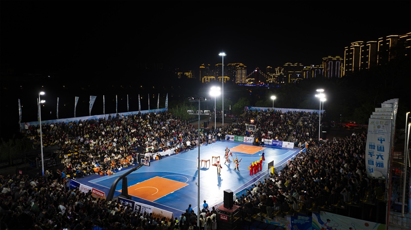 中场休息时，群众在表演节目。