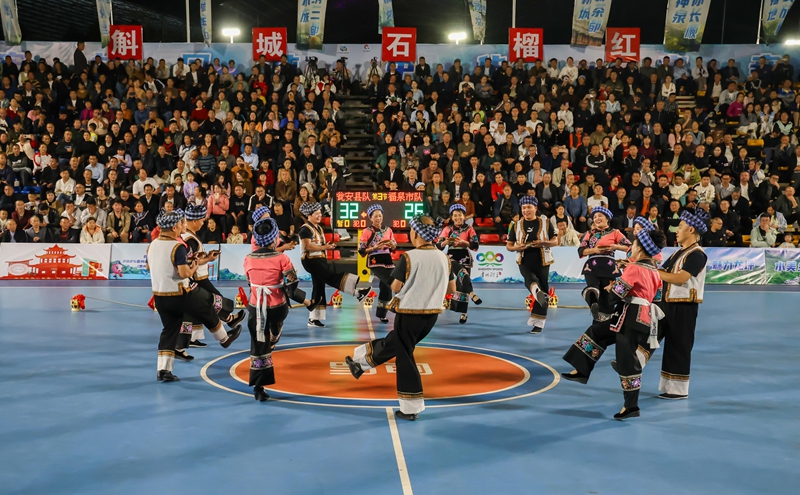 中场休息时，群众在表演节目。