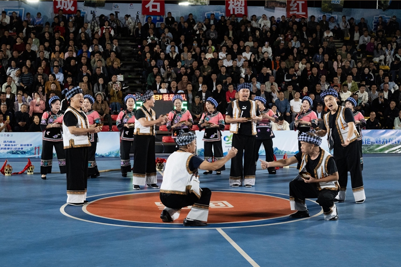 中场休息时，群众在表演节目。