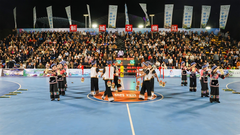 中场休息时，群众在表演节目。