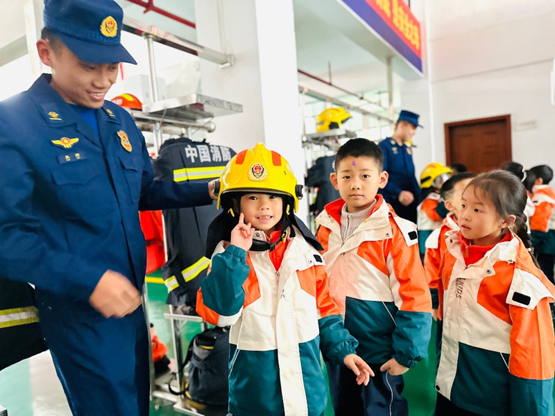 孩子試戴消防頭盔，體驗消防員裝備。.jpg