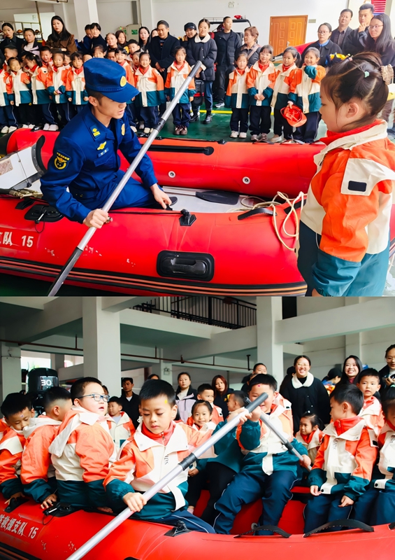 消防員講解救援船艇，孩子體驗劃槳。.jpg