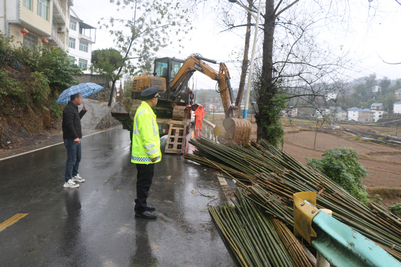 清理公路堆积物。