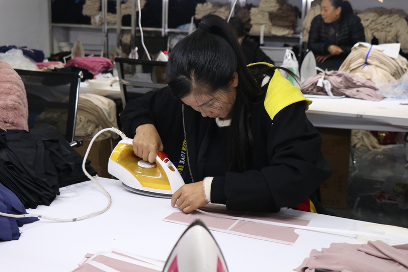 七星關區零工市場手工操作車間工人正在趕制訂單 王月 攝.JPG