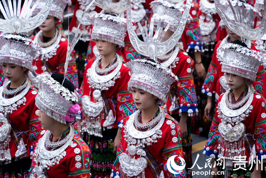 非遗巡游中，身着盛装的苗族女孩。人民网记者 涂敏摄