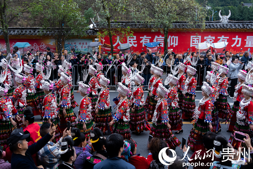 2025中国·雷山苗年非遗巡游现场。人民网记者 涂敏摄