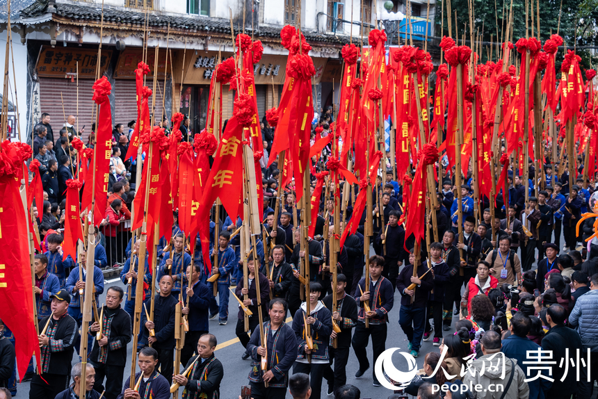 非遗巡游中的芦笙方阵。人民网记者 涂敏摄