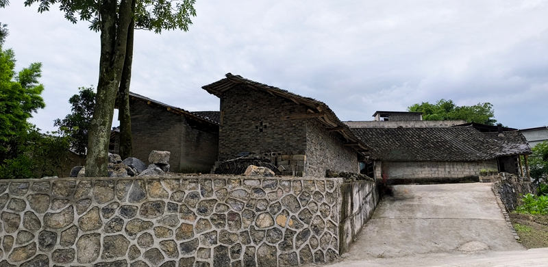 松桃岑司村：村庄颜值焕新 群众赠旗点赞