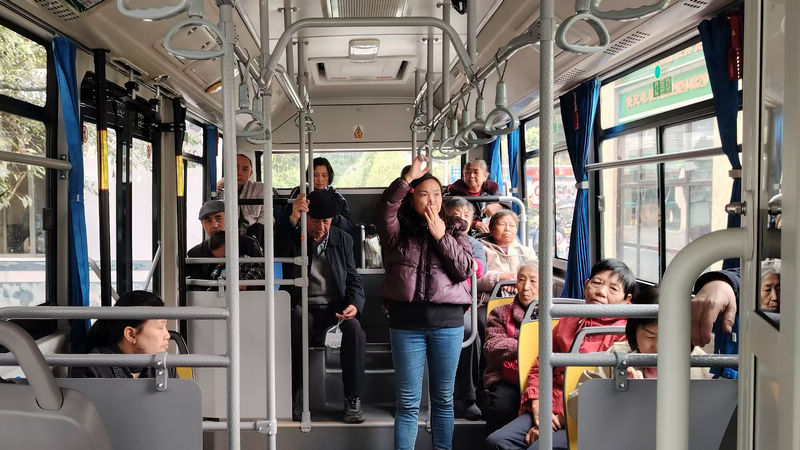 市民正在乘坐健康直通车。