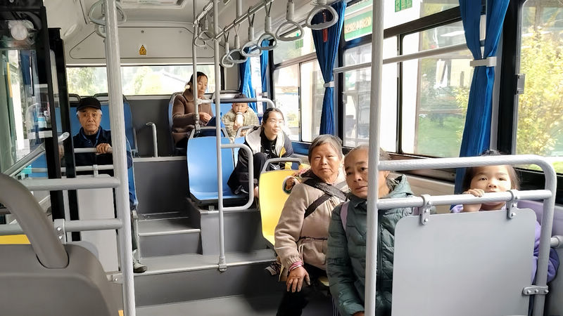 市民正在乘坐健康直通车。