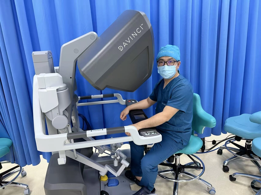 江克華用達芬奇機器人做手術。
