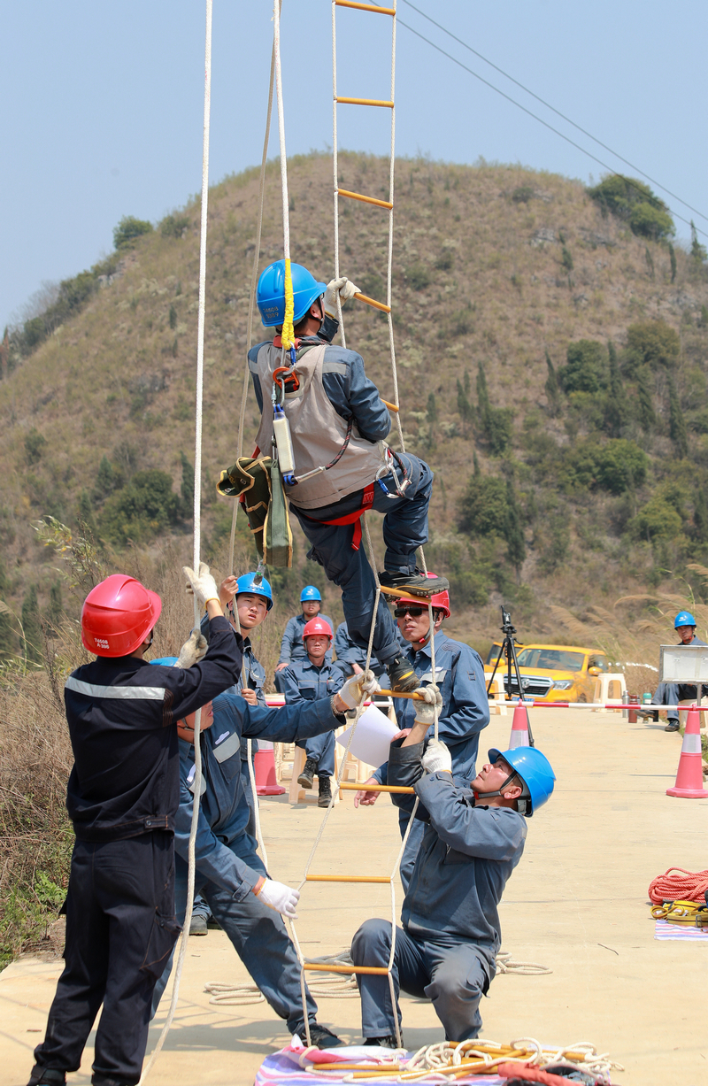 南方电网贵州兴义供电局输电管理专业开展安全实训活动，筑牢安全生产防线。卢关文摄