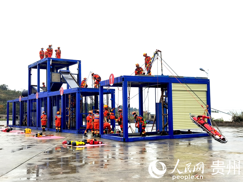 观摩现场，消防指战员利用移动训练设施进行实战演练。人民网记者 王秀芳摄