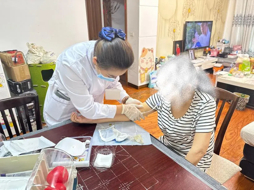 護士上門提供專業護理。