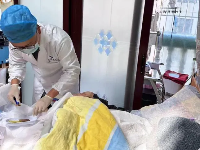 護士上門提供專業護理。