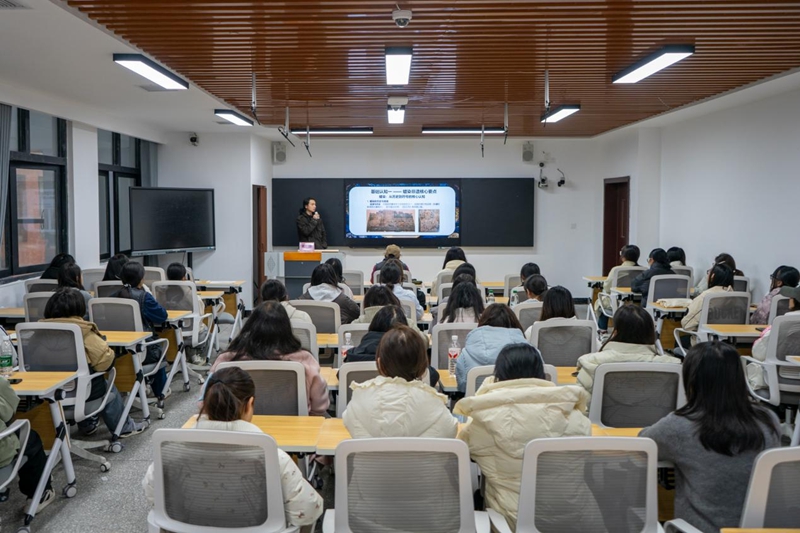 蜡染技艺非遗传承人黄缔老师讲授蜡染核心要点。.jpg