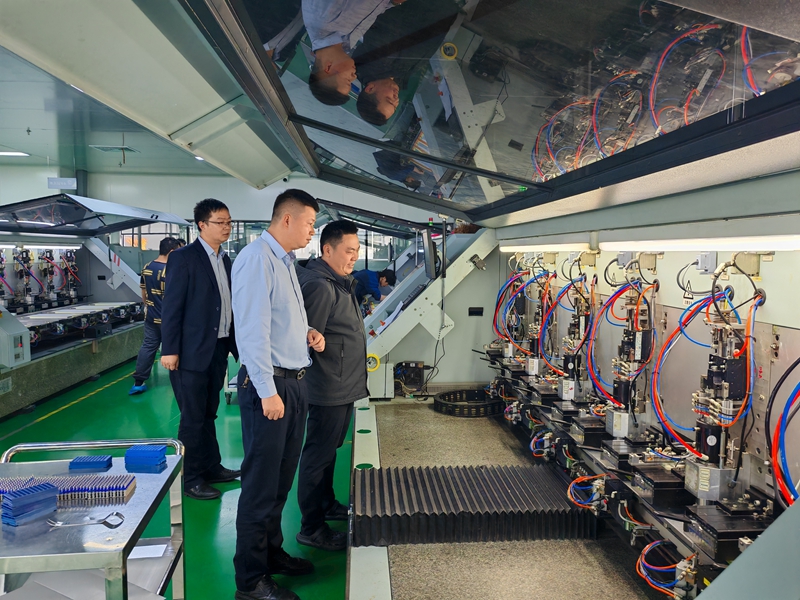 客戶經理實地了解企業發展情況。